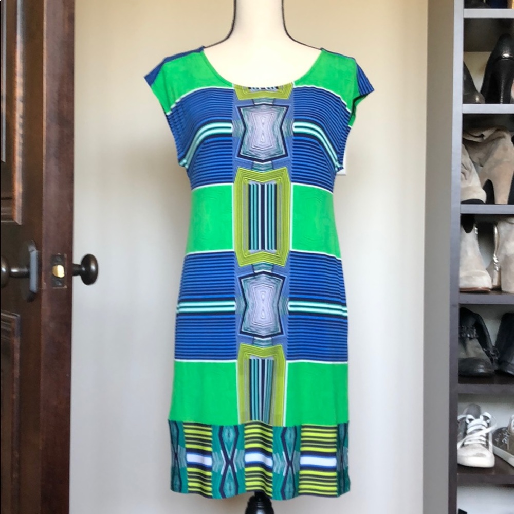 Sleeveless midi  sheath dress. Blue/green print.